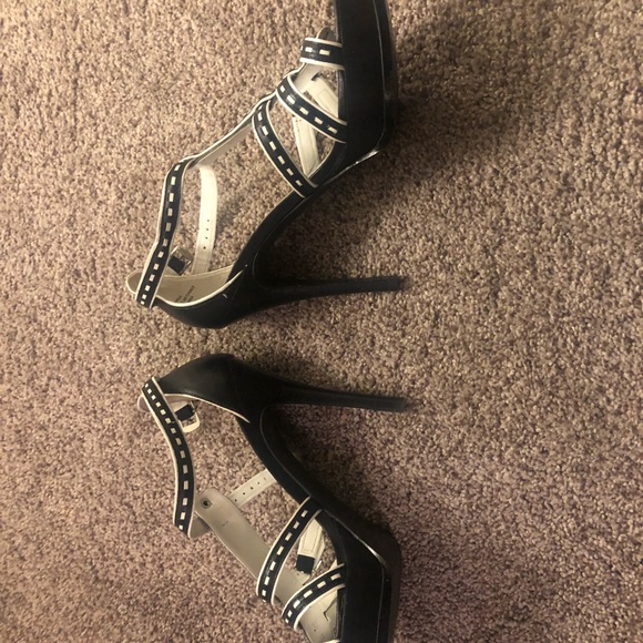New without box Guess heels - Picture 3 of 5